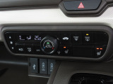 エアコンはオートエアコンでお好みの温度調整が出来、オールシーズン快適にドライブできます!さらに、運転席&助手席シートヒーターが付いてます。2段階に温度設定が可能です。