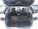 リヤーシートを倒すとさらに荷室のスペースが広くなり大きな荷物も積み込めます。