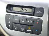 【オートエアコン】一度お好みの温度に設定すれば、車内の温度を検知し風量や温度を自動で調整。暑い&hellip;寒い&hellip;と何度もスイッチ操作をする必要はありません。快適な車内空間には必須の機能ですね♪
