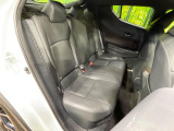 後部座席も気になるようなキズ・汚れやへたり等、大きなダメージはなく、良好な状態です。