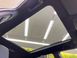 【大型サンルーフ】車内の解放感が一気に上がる大型のパノラマルーフ!季節を問わず開放的で快適なドライブをお楽しみいただけます。流通量も少なく希少価値の高い人気の装備です♪