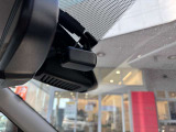 最近では付いてる車も多くなってきました。中古車ではまだまだ付いていればラッキーなドライブレコーダーです♪