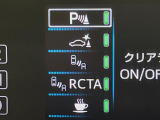 【ブラインドスポットモニター】走行中、ドアミラーの死角になりやすい箇所に後続車が接近するとサイドミラーのレンズに警告を表示!ドライバーに注意喚起をしてくれます。