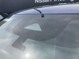 フロントガラスの上部には衝突軽減ブレーキの装置も付いており、より安全に運転を楽しんでいただくことができます。