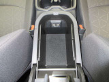 アームレストを開けると、収納スペースとしてお使いいただけます!ものが多くなりがちな車内も、隠す収納で生活感をリセット♪