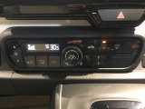 オートエアコンで、毎日のドライブを快適に。温度、風量を自動で調整し、理想的な車内環境を提供します。