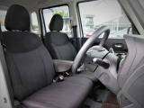 『ハイウェイスタ-』らしくスポ-ティ-な印象のブラック系インテリア。 前席にはSRSサイドエアバッグを備えています。