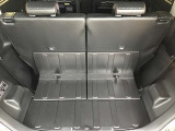 ラゲッジルームには荷物もしっかり積み込めます。大きめのお荷物も後部座席を倒せるのでばっちりです!