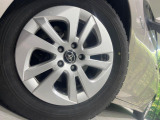 【純正15インチアルミホイール】外観にマッチした純正アルミホイールを装着しております。各種社外アルミホイールや、スタッドレスタイヤも取扱いしております。是非ご相談ください♪