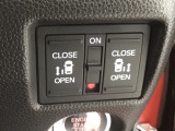 【両側パワースライドドア】両側がパワースライドドアになっており、運転席のスイッチやスマートキーでも開閉が可能です!開口部も広いので乗り降りも楽々♪