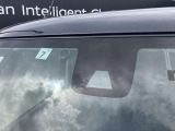 フロントガラスの上部には衝突軽減ブレーキの装置も付いており、より安全に運転を楽しんでいただくことができます。