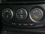 快適装備のオートエアコン装備しております。風向きや風量などを自動設定してくれるので、ドライブも快適です♪