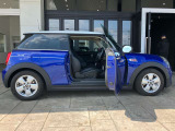 MINI NEXT 認定中古車では、選べる2つの保証プログラムや延長保証など、MINI NEXTオーナーの皆様に、より快適なMINIライフを楽しんでいただくためのユニークなサービスをご用意しております。
