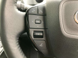 運転中、オーディオの操作をしてて、ハッとしたことはありませんか?ステアリングスイッチは、運転中でもハンドルでオーディオの操作が可能です。安全なドライブをサポートします。