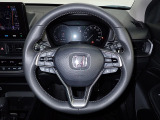 ハンドル左側にはオーディオ操作が出来るオーディオリモートコントロールスイッチ、右側にはHonda SENSINGとオートクルーズコントロールのスイッチを装備!