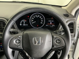 ステアリング右手側に安全運転支援機能のホンダセンシングをコントロールするスイッチ、左手側にオーディオ関連のコントロールスイッチを配置、視線を逸らすことなく運転に集中できます