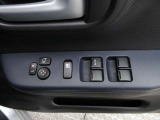 運転席の窓操作部分です。スイッチでミラーや窓の開閉が電動で行えます。