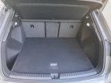 奥行があり十分な容量を持つトランクスペース。後席を倒してトランクスルーにもなります。詳しくは0078-6002-900146中古車スタッフまで