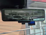 後方をカメラで映しだす機能が付いたスマートルームミラー!ルームミラーの下のレバーを変えるだけで、後席に大きな荷物が乗っていても、後方をカメラを確認できる便利機能!。
