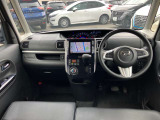 すっきりした運転席周りにはナビやエアコンの操作パネルを設置しておりますので、お一人での運転でもご安心できます。