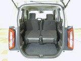 リアシートを倒せば広々荷室の出来上がり♪アレンジ次第でさまざまな荷物が積み込めますよ。