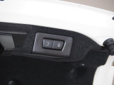電動テールゲートはボタン1つで楽々に開閉が可能です。