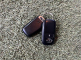 キーフリーシステムになっています。電子キーを携帯しているだけ、それだけでドアのロック開閉からエンジンの始動までできちゃいます♪