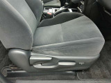 運転席です。座席の上下もできるシートアジャスター付きです。