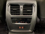 後席用のエアコン吹き出し口がございますので、暑い夏でも素早く冷房が効きますので、重要な装備になります。