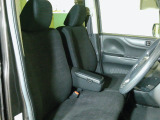 シートにはアレルギー物質を不活性化する『アレルクリーンシート』を採用。アレルギー体質の方にお役に立てるかもしれないです。運転席は高さ調整もついており小柄な方でも視界良好です