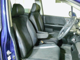 すわり心地の良い運転席・助手席です。長時間のドライブの疲れ軽減に貢献します。どうぞ快適なドライブを
