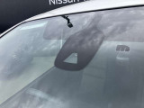 フロントガラスの上部には衝突軽減ブレーキの装置も付いており、より安全に運転を楽しんでいただくことができます。