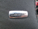 BOSEサウンドシステムを搭載。「良い音を出す」ではなく、その車種のごとに特徴を計算(車種専用設計)し、「反響音」を作り出すことによってどの座席でも自分中心で音が聴こえ、「心地よい空間」を作り出します。