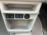 運転席と助手席シートには寒い日に重宝するシートヒーターを装備!スマホなどの充電やカーアクセサリーへの給電に便利なUSBソケットを装備!