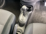 シンプルでとても使いやすいフロアシフトに、パーキングブレーキはハンドタイプのサイドブレーキです。