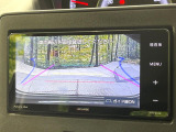 【バックカメラ】駐車時に後方がリアルタイム映像で確認できます。大型商業施設や立体駐車場での駐車時や、夜間のバック時に大活躍!運転スキルに関わらず、今や必須となった装備のひとつです!