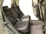 リアシートは前後にスライドが可能で、背もたれの角度調節もついています。お好みの位置でゆったりお乗りいただけます。座面の下には靴や傘などが置けるように大型のトレーがあります。