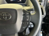 前方の車との車間を設定し、スピードを上げたり緩めたりを自動で行ってくれる追尾式の「レーダークルーズ」。上級装備の一つです!高級車にしかつかない嬉しい機能です。