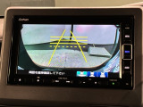 リバースギアに入れるだけで後方の表示へ切り替わります。夜間や雨の日の駐車も楽になりますよ。