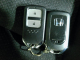 スマートキー付!キーを取り出さなくてもドアロックの施錠・開錠、エンジンの始動が出来ます!雨の日や荷物の多い日にとても便利ですね♪