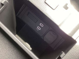 センターコンソール内にUSB端子2個設置 ミュージックプレーヤー接続でお気に入りの音楽を楽しむことが出来ます♪USB端子接続で可能な端末充電を同時に2個行うことが出来ます。