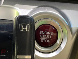 【Hondaスマートキー】カバンやポケットに入れたままでもドアの施錠・解錠が可能なスマートキーを装備。エンジンのオン・オフ時もカギを取り出す必要が無いからとっても便利です♪