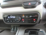 オートエアコンタイプなので細かい操作なしで快適温度に調整してくれます。シートヒーター付きで、冷えた車内でもスイッチを押せば数秒で座面と背もたれがあたたかくなります。