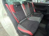 後部座席も気になるようなキズ・汚れやへたり等、大きなダメージはなく、良好な状態です。