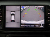 【インテリジェントアラウンドビュ-モニタ-】駐車中のクルマを、上空から見下ろしているかのような映像にして表示します。ひと目で周囲の状況がわかるため、スムースに駐車できます。