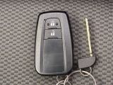 ドアの開閉時、両手が荷物で塞がっている時はキーレスでのカギの解除が大変ですよね。スマートキーはポケットやバッグに入れておけば、ノブに触れただけでロックの解除が可能です。とても便利な機能です。