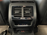 後席用のエアコン吹き出し口とシートヒーターがございますので、暑い夏でも素早く冷房が効きますので、重要な装備になります。