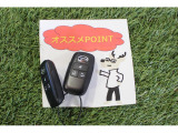 キーフリーシステムになっています。電子キーを携帯しているだけ、それだけでドアのロック開閉からエンジンの始動までできちゃいます♪