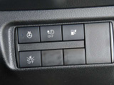 運転席右側の各種操作スイッチです。ハンドルヒーターは寒さが厳しい冬期には手先から温めてくれますので大変便利です。