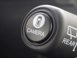 ★マルチビューカメラ★ワイパーレバー先端の「CAMERAスイッチ」を押すことで、車を上空から見下ろしたような映像をカーナビ画面に映し出し、車庫入れや縦列駐車をサポートしてくれます♪